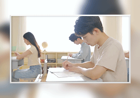 视频：男考生学生考试做题做作业